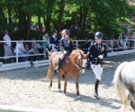 Lena Breiter und Jasmin Lindemann mit Bronco